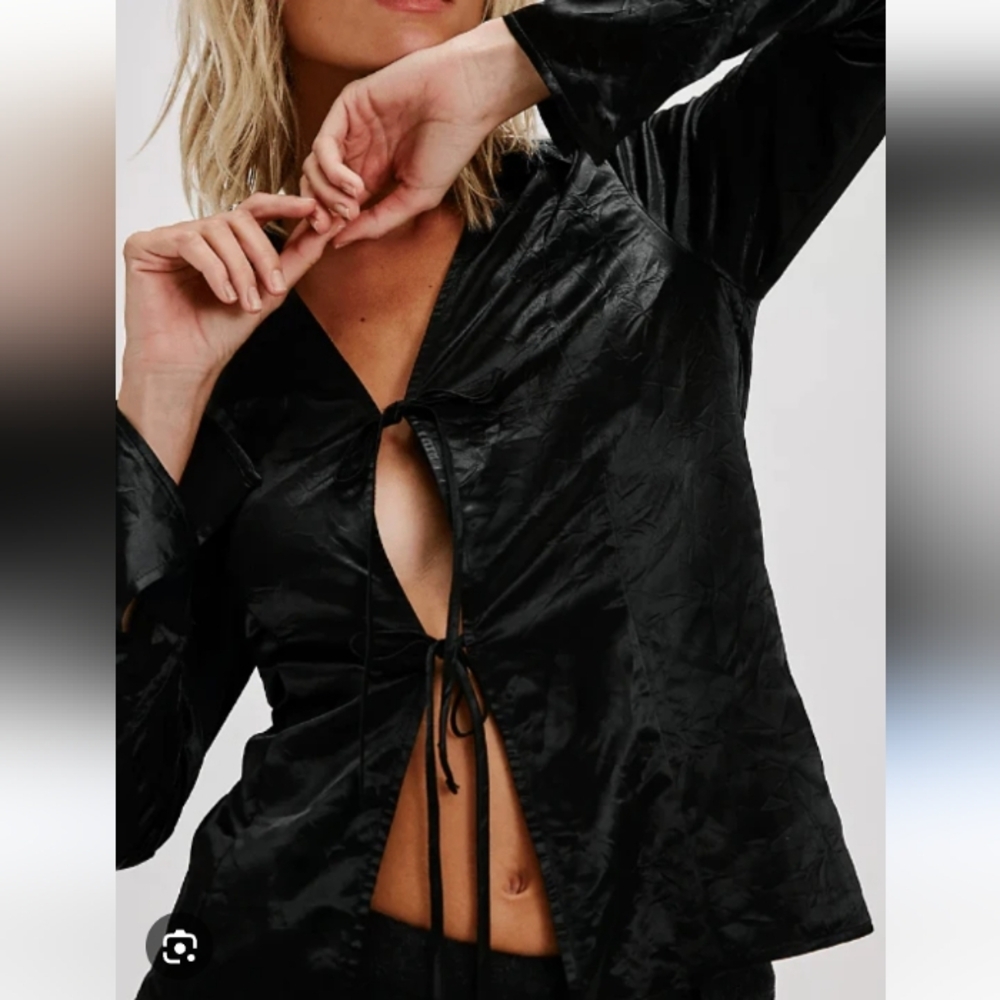 Free People Star Eyes Crinkle Satin Top Womens Medium Black Tie Front Bohemian - Picture 12 of 12